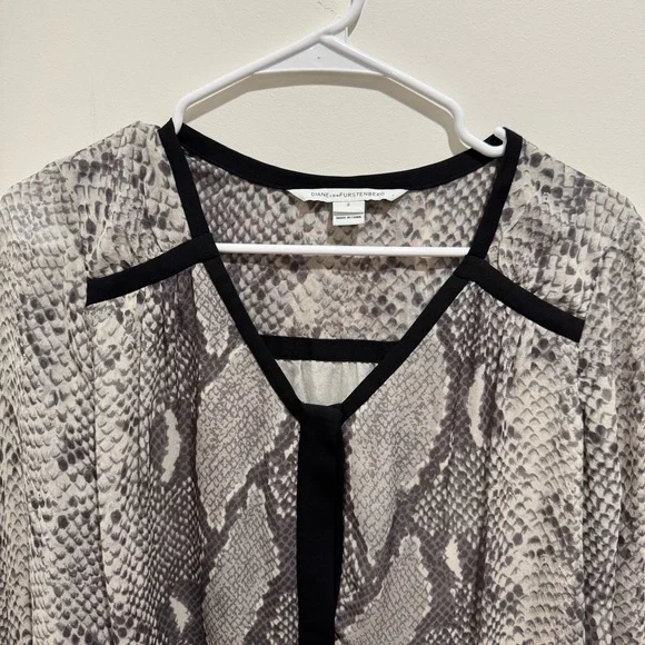 Diane von Furstenberg Lane Silk Chiffon Snake Print Blouse‎ – Size 2 - Picture 3 of 14